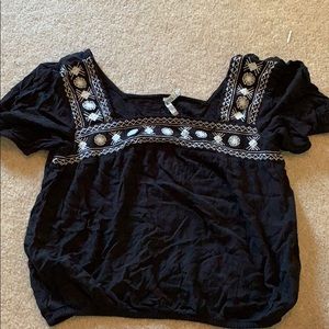 black cropped tee w/white design